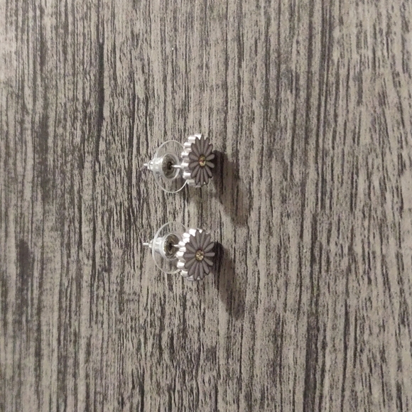 Jewelry - Daisy stud earrings